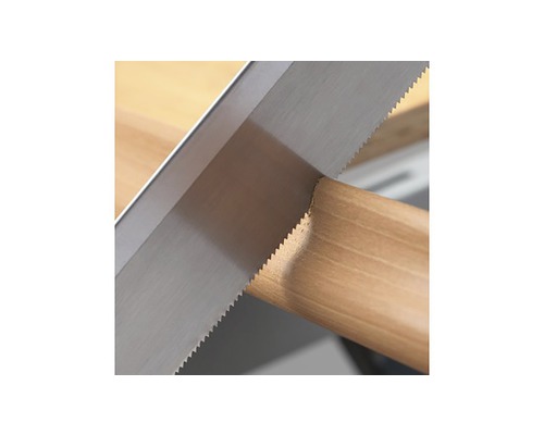 Handsäge beim Sägen eines Holzstücks.