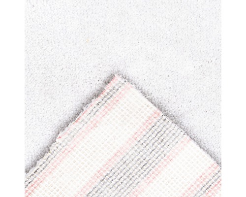 Detailansicht eines hellen Teppichs mit Textilrücken