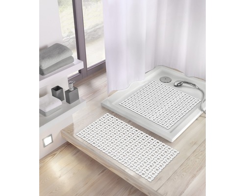 Badezimmer mit Duschmatte und Badematte