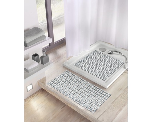 Badezimmer mit Duschmatte und Badewannenmatte für mehr Sicherheit