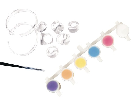 Farbmittel, Pinsel und Ringe aus Kunststoff.