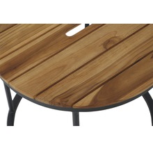 Detailansicht eines Gartentisches aus Holz und Metall