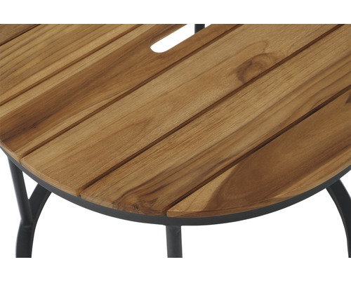 Detailansicht eines Gartentisches aus Holz und Metall