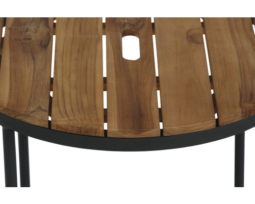 Detailansicht eines Gartentisches mit Teakholzplatte und Metallgestell