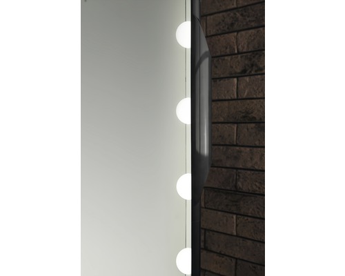 Detailaufnahme eines Spiegels mit Beleuchtung