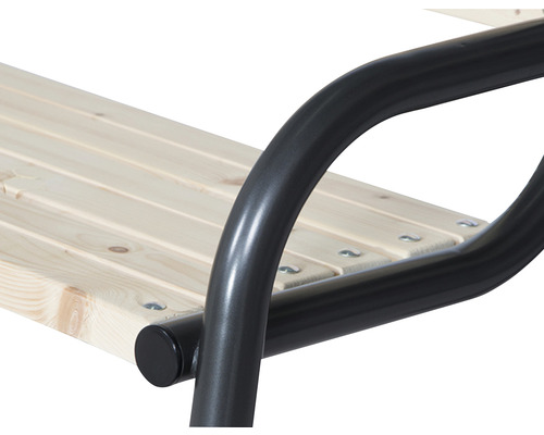 Detailansicht einer Gartenbank mit Holzlatten und Metallgestell