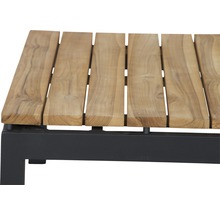 Detailansicht einer Gartenbank aus Teakholz mit Metallgestell