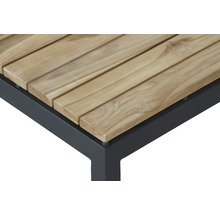 Detailansicht einer Gartentischplatte aus Holz mit Metallgestell