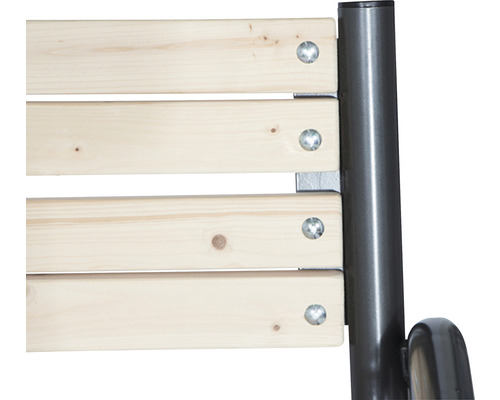 Detailansicht einer Holzbank mit Metallgestell