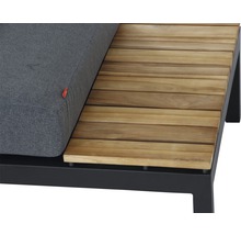 Detail einer Gartenliege mit grauer Auflage und Ablagefläche aus Holz