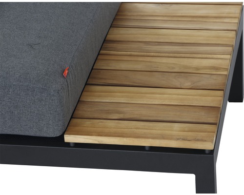 Detail einer Gartenliege mit grauer Auflage und Ablagefläche aus Holz