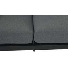 Detailaufnahme von Gartenmöbelkissen auf einem Sofa