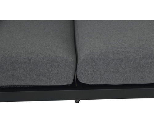 Detailaufnahme von Gartenmöbelkissen auf einem Sofa