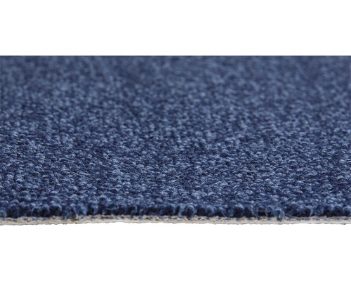 Nahaufnahme eines blauen Teppichs mit Schlingenstruktur.
