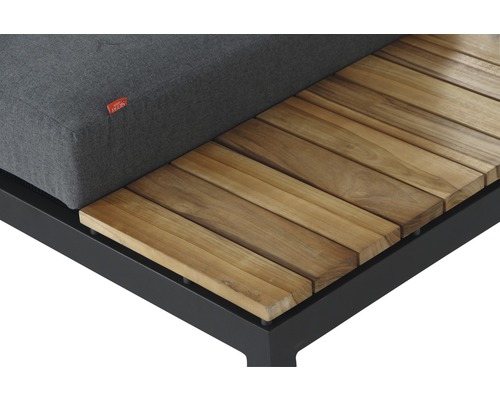 Detailansicht eines Gartenmöbels mit Sitzkissen und Holzoberfläche auf einem schwarzen Rahmen