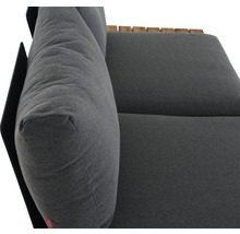 Detailansicht eines grauen Sofas mit Kissen und Holzarmlehne