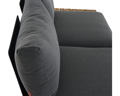 Detailansicht eines grauen Sofas mit Kissen und Holzarmlehne