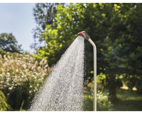 Gartendusche mit Wasserstrahl im Aussenbereich
