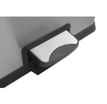 Detailaufnahme eines Abfalleimers mit Pedalmechanismus.