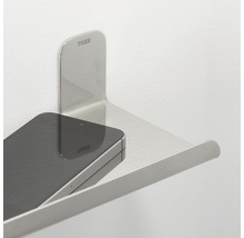 Tiger Logo auf einem Ablagebord aus Metall mit einem Smartphone