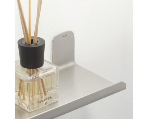 Tiger Logo auf einem Wandregal mit Duftspender