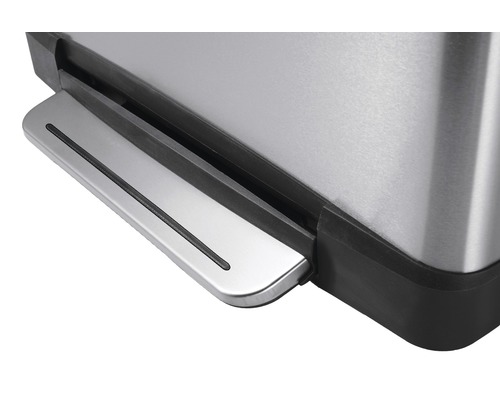 Detailansicht eines Treteimers aus Metall mit Pedal