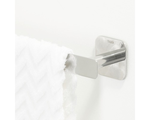 Tiger Logo Handtuchhaken mit einem weißen Handtuch.