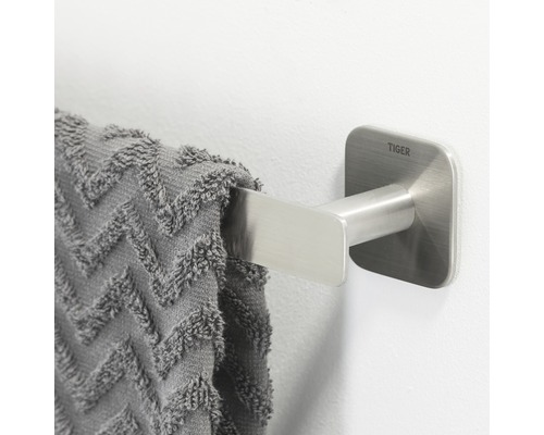 Handtuchhalter aus Edelstahl mit Handtuch und Tiger Logo