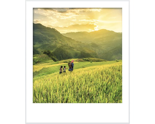 Gerahmtes Bild einer ländlichen Szene mit Menschen auf einem Feld vor einer Hügellandschaft