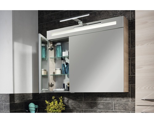 Badezimmer mit Spiegelschrank, Beleuchtung und Regalen