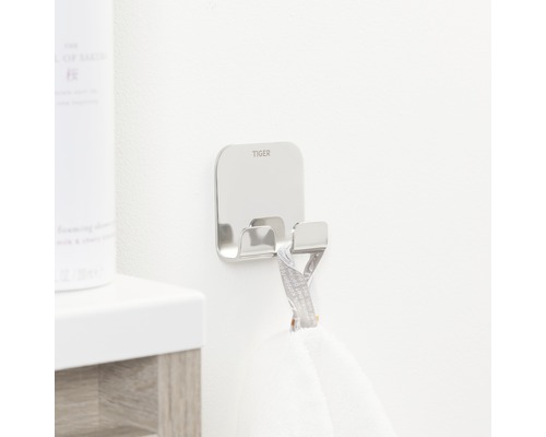 Tiger Logo. Metallischer Handtuchhaken mit Handtuch.