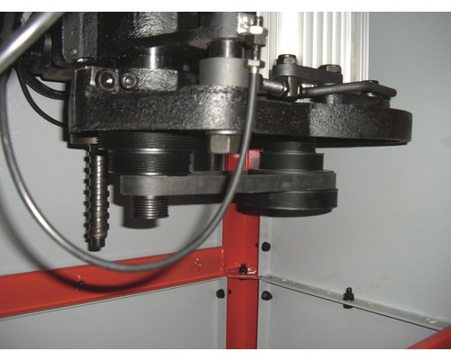 Detailansicht einer mechanischen Werkstattpresse mit Bauteilen wie Gewindespindel und Keilriemen