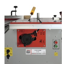 Detailansicht einer Holzbearbeitungsmaschine mit Sägeblatt und Bedienelementen.