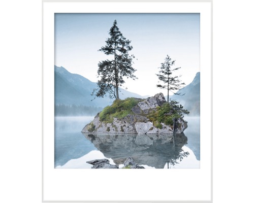 Gerahmtes Bild einer Felseninsel im See mit Bäumen