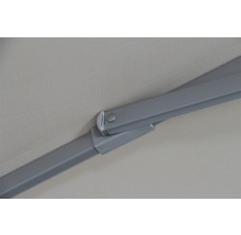 Detailaufnahme des Gestells und Schirms eines Sonnenschirms