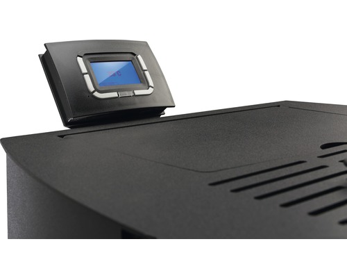 Detailansicht eines Pelletofens mit digitalem Bedienfeld zur Temperaturregelung