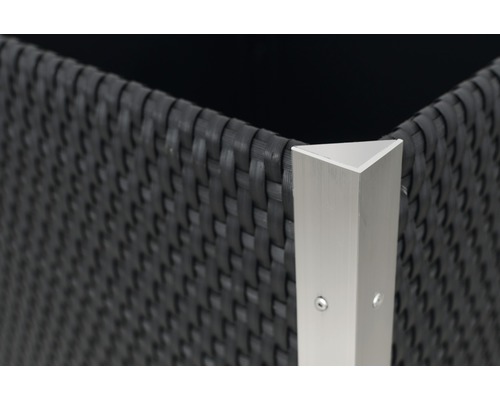 Detailansicht eines Pflanzgefäßes mit Rattanoptik und Metallecke