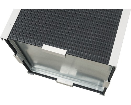 Detailansicht eines Pflanzkastens mit Rattanoptik und Metalleinsatz.
