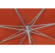 Detailaufnahme eines geöffneten Sonnenschirms mit Metallgestell und Stoffbespannung