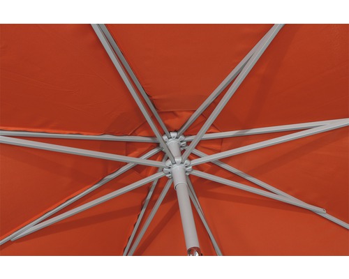 Detailaufnahme eines geöffneten Sonnenschirms mit Metallgestell und Stoffbespannung