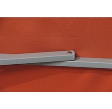 Detailansicht von Markisenarm und Markisenstoff