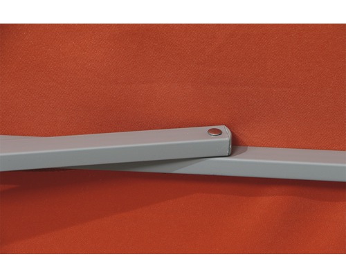 Detailansicht von Markisenarm und Markisenstoff