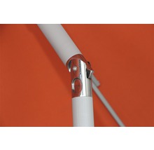 Detailaufnahme eines Sonnenschirms mit Metallgelenk und geriffeltem Mast