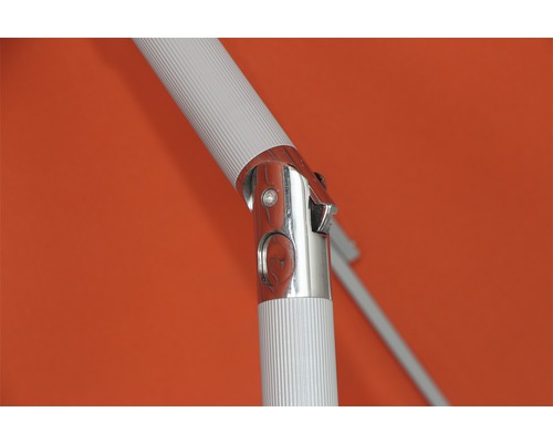 Detailaufnahme eines Sonnenschirms mit Metallgelenk und geriffeltem Mast