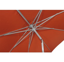 Ansicht von unten auf einen geöffneten, orangefarbenen Sonnenschirm mit Metallgestell