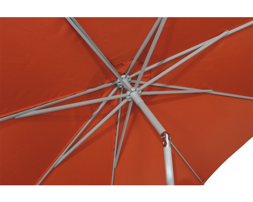 Ansicht von unten auf einen geöffneten, orangefarbenen Sonnenschirm mit Metallgestell