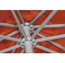Detailaufnahme des Gestells und des Schirms eines Sonnenschirms.
