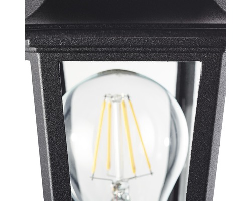 Detailansicht einer schwarzen Außenleuchte mit Glühbirne