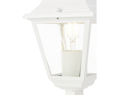 Detailansicht einer weißen Aussenleuchte mit Glühbirne.