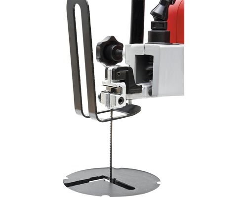 Detailansicht einer Dekupiersäge mit Sägeblatt und Auflageplatte